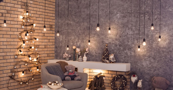 Holzweihnachtsbaum an der Wand | Credit: iStock.com/FavoreStudio