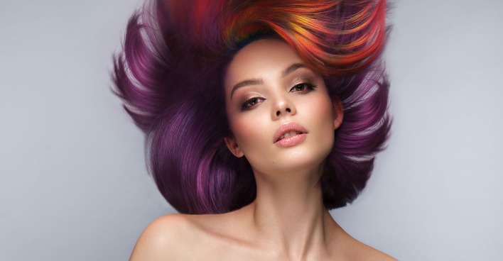 Frau mit unterschiedlich getönten Haaren | Credit: iStock.com/kobrin_photo