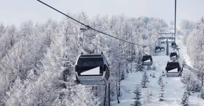Gondelbahn in einem Skigebiet.
