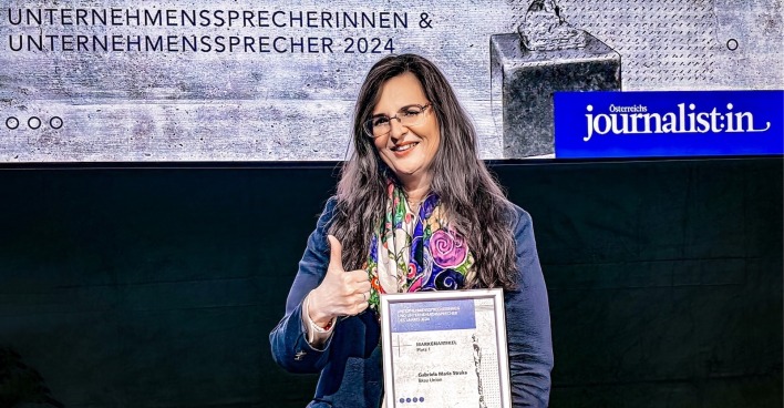 Porträt mit gerahmter Urkunde
