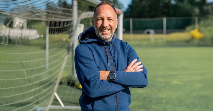 Alexander Schriebl verschränkt die Arme vor sich und grinst