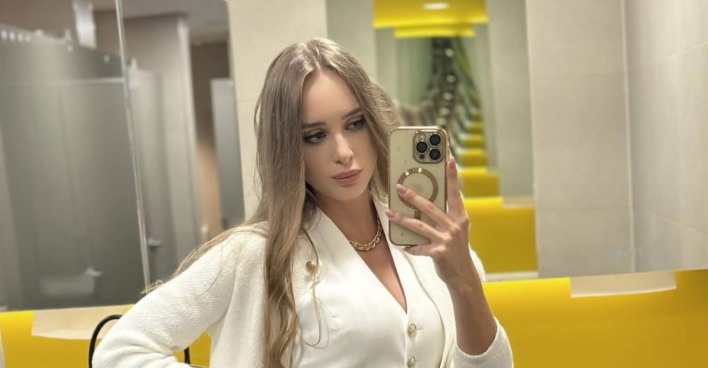 Model Annabella Fleck fotografiert sich in einem Spiegel