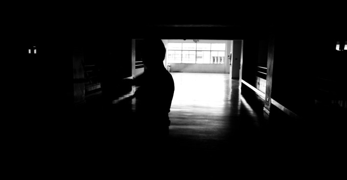 Dunkle Szenen in einem Flur, Silhouetten von einem Menschen zu sehen.