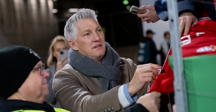 Bastian Schweinsteiger beim Trikots signieren