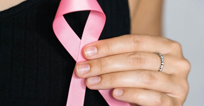 Die pinke Schleife dient als Zeichen der Solidarität gegenüber Frauen, die an Brustkrebs erkrankt sind.