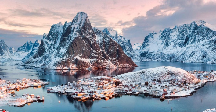 Mehrere kleine Häuser auf der norwegischen Inselgruppe Lofoten