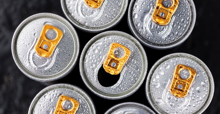 Dosen von Energydrinks in der Vogelperspektive