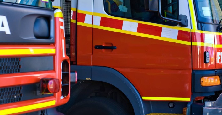 Nahaufnahme der Fronten zweier Feuerwehrautos