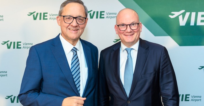 Die zwei Flughafenvorstände Günther Ofner und Julian Jäger mit Anzug und Krawatte