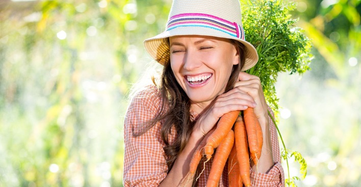 Frau hält Karotten in den Händen | Credit: iStock.com/Peppersmint