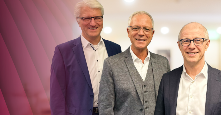 die drei Geschäftsführer von msg Plaut vor einer violetten Wand