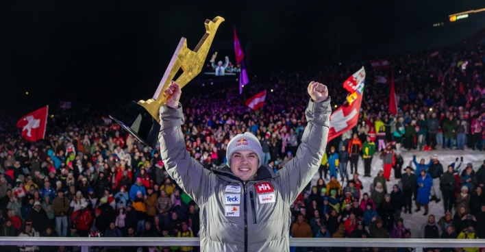 James Crawford mit der Abfahrts-Trophäe