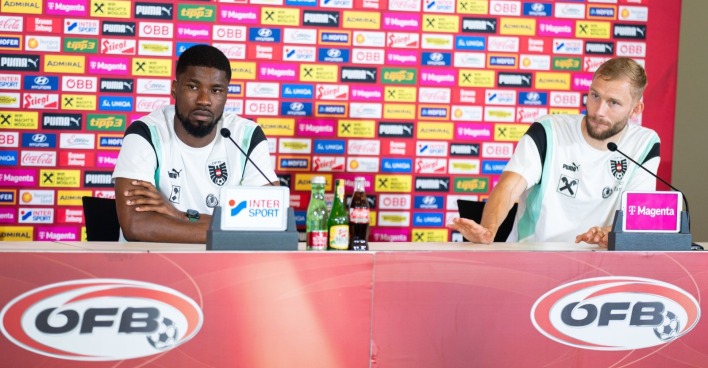 Kevin Danso und Konrad Laimer auf einer Pressekonferenz des ÖFB