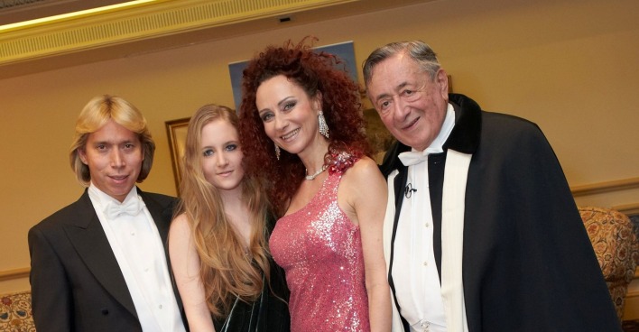 Helmut Werner mit den Lugners am Opernball