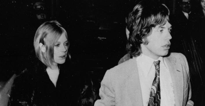 Schwarz-weiß-Foto von Marianne Faithfull und Mick Jagger 1969.