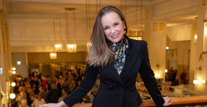 Missy May posiert in einem schwarzen Blazer
