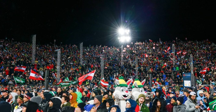 Aufnahme einer Menschenmenge auf den Tribünen im Zielbereich des "Nightrace" in Schladming