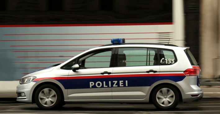 Polizeiwagen fährt schnell im Dunkeln