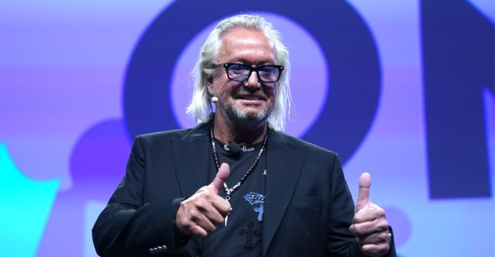 Robert Geiss zeigt Daumen hoch.