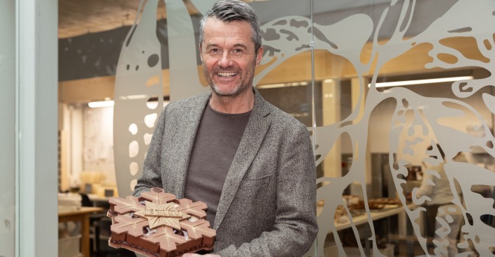 Hubert Berger mit dem Schoko-Preis für die Ski-WM in Saalbach.