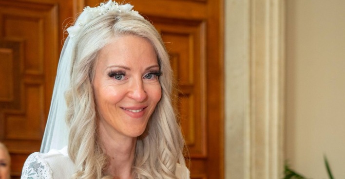 Simone Lugner mit Hochzeitsschleier.
