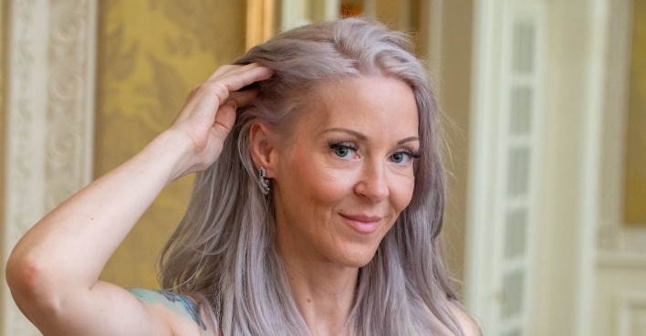 Simone Lugner greift sich in die Haare.