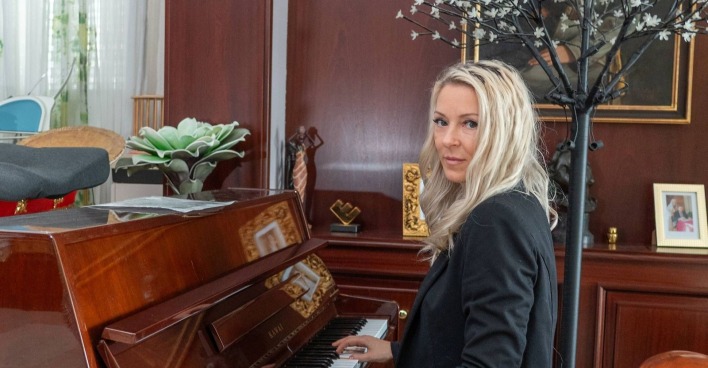 Simone Lugner am Klavier