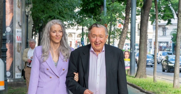 Simone und Richard Lugner spazieren