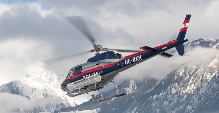 Polizeihubschrauber bei einem Einsatz in den Bergen.
