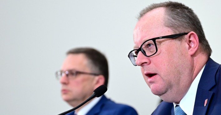 Klubobmann August Wöginger (ÖVP) und Budget- und Finanzsprecher Hubert Fuchs (FPÖ) im Rahmen einer PK mit dem Titel "Details zum Budgetfahrplan für eine sichere und stabile Zukunft" am Donnerstag, 16. Jänner 2025