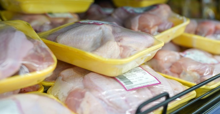 Fleischtheke mit Hühnerfleisch