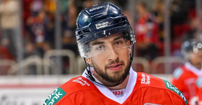 Tobias Eder 2022 nach einem Tor in Düsseldorf