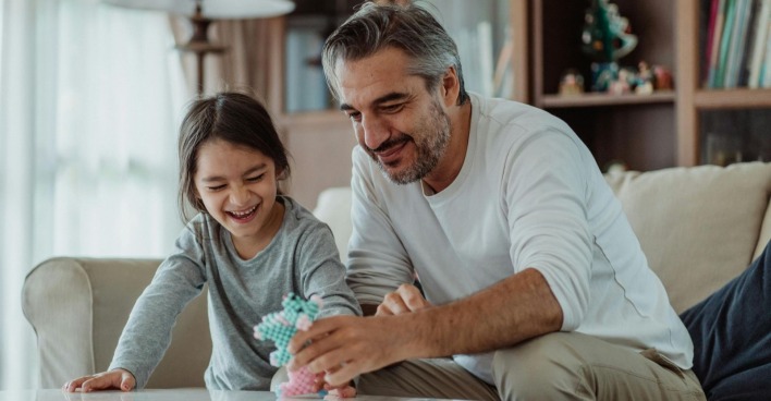 Vater und Tochter spielen zusammen