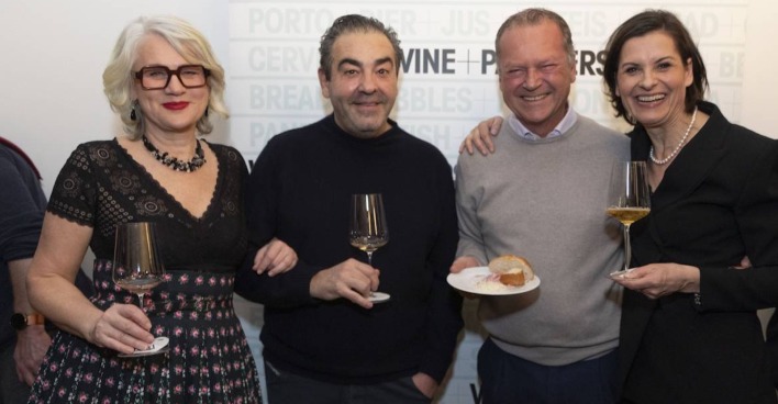 Weinachterl-Gäste mit Wein und Schmankerln an Teller
