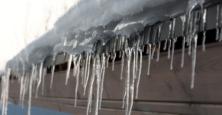 Eiszapfen an einem Dach.