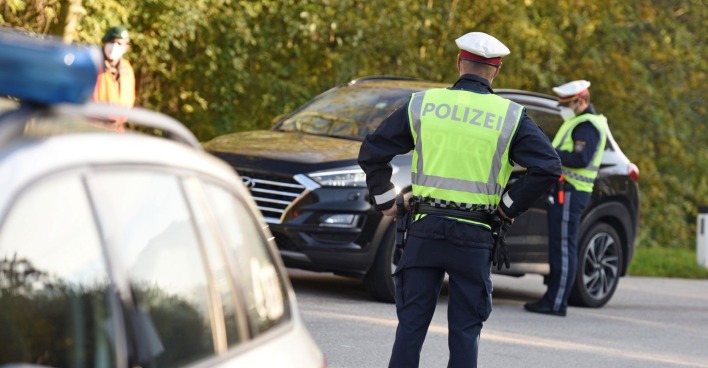 Polizisten bei einer Kontrolle