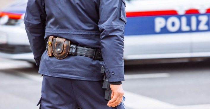 Polizist bei Auto