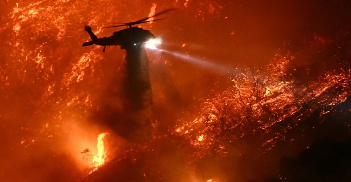 Hubschrauber kämpft gegen Flammen in L.A.