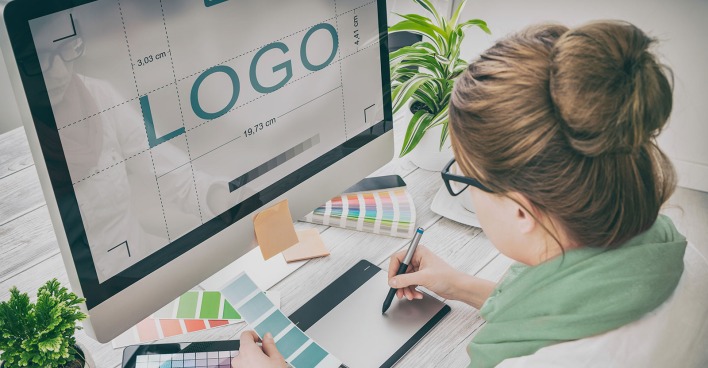 Junge Frau bei Designarbeit am Computer | Credit: iStock.com/scyther5