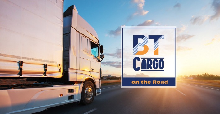LKW fährt im Sonnenuntergang die Autobahn entlang | Credit: iStock.com/Jag_cz