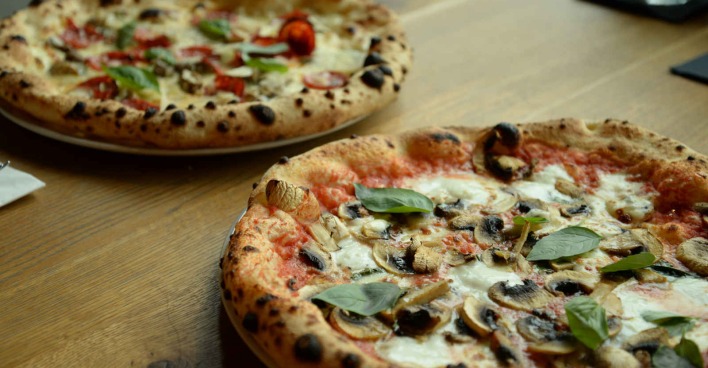 Zwei Pizzen
