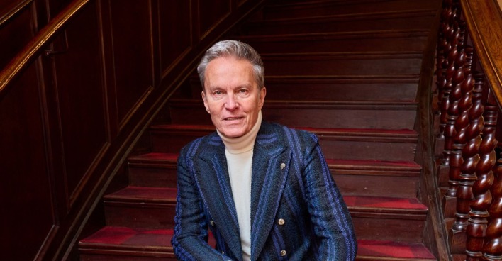 Alfons Haider auf einer roten Treppe/  Alfons Haider spielt eine Dragqueen im Musical „Alle reden nur noch von Jamie“