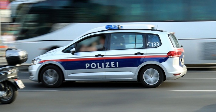 Polizeiauto auf dem Weg zu einem Einsatz.