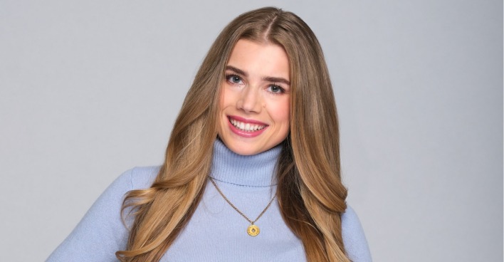 Blonde Frau lächelt in die Kamera
