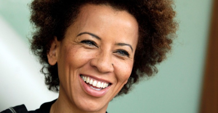 Arabella Kiesbauer lächelt
