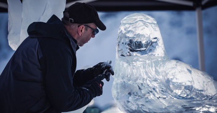 Ein Künstler fertigt einen Adler aus Eis.