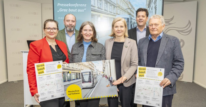 Mehrere Menschen posieren für ein Bild