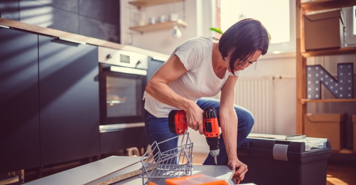 Frau arbeitet in der Küche | Credit: iStock.com/Kerkez