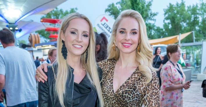 Melissa Naschenweng und Silvia Schneider lächeln