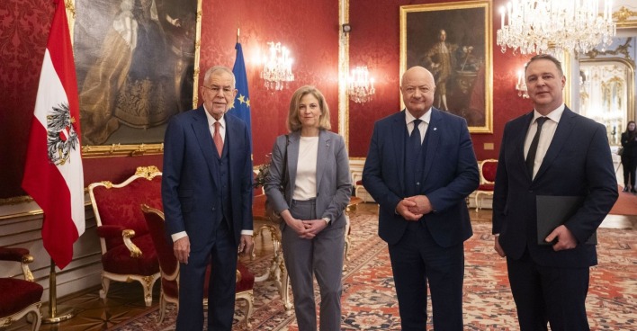 Bundespräsident Alexander Van der Bellen , NEOS-Bundesparteichefin Beate Meinl-Reisinger, ÖVP-Chef Christian Stocker und SPÖ-Chef Andreas Babler
